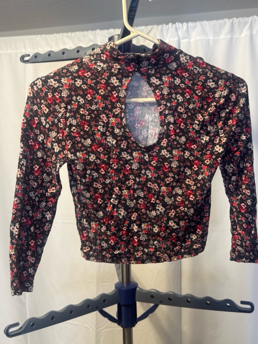 Forever 21- Women's Black Floral Keyhole Long-Sleeve Crop Top